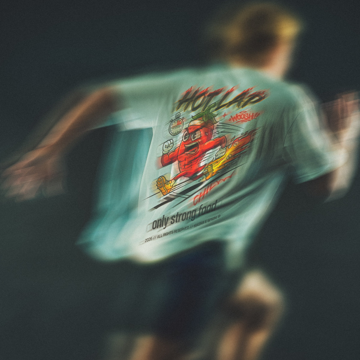 Atleta di spalle in corsa con la T-shirt bianca Hot Lap: un peperoncino che corre e la scritta only strong food